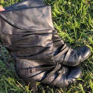 Black shin-high boots